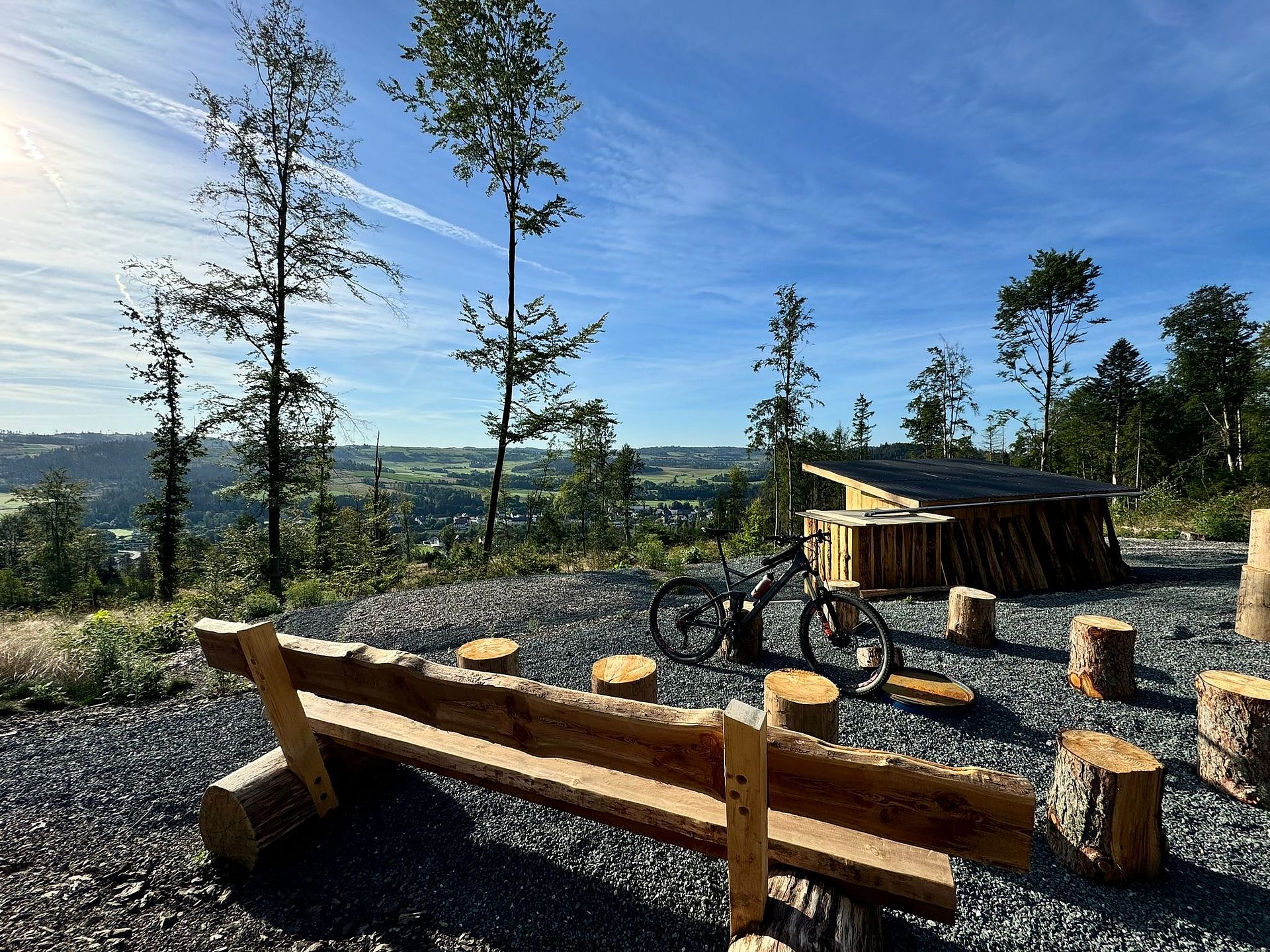 Aussicht am Pressiger Berg mit blauen Himmel