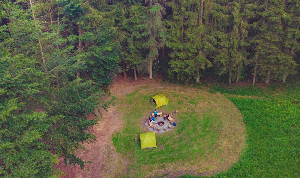 Ausblick von oben auf den Zeltplatz Rehwiese