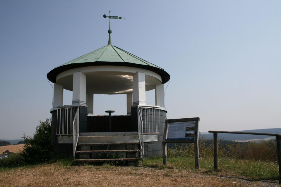 Aussichtsturm mit hellem Hintergrund
