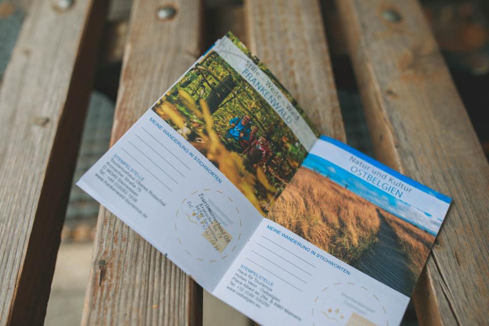 Flyer auf einem Holzboden