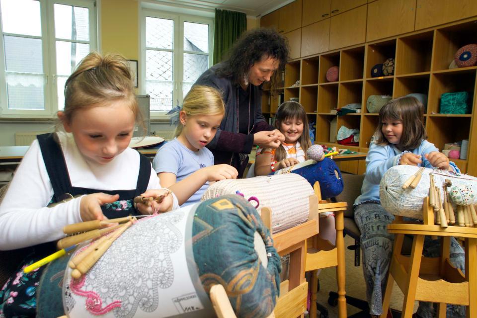 Kinder in der Klöppelschule