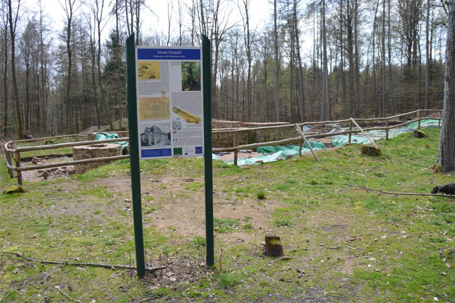 Schild auf einer Wiese