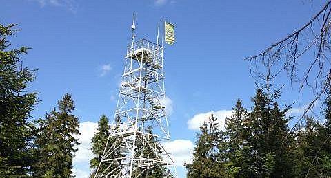 Turm und blauer Himmel
