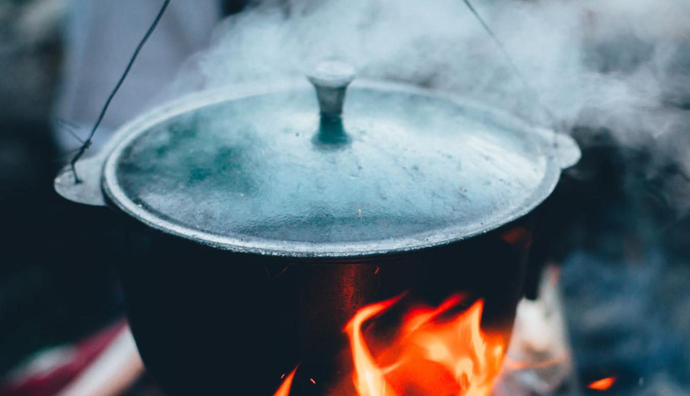 Kochtopf über Feuer