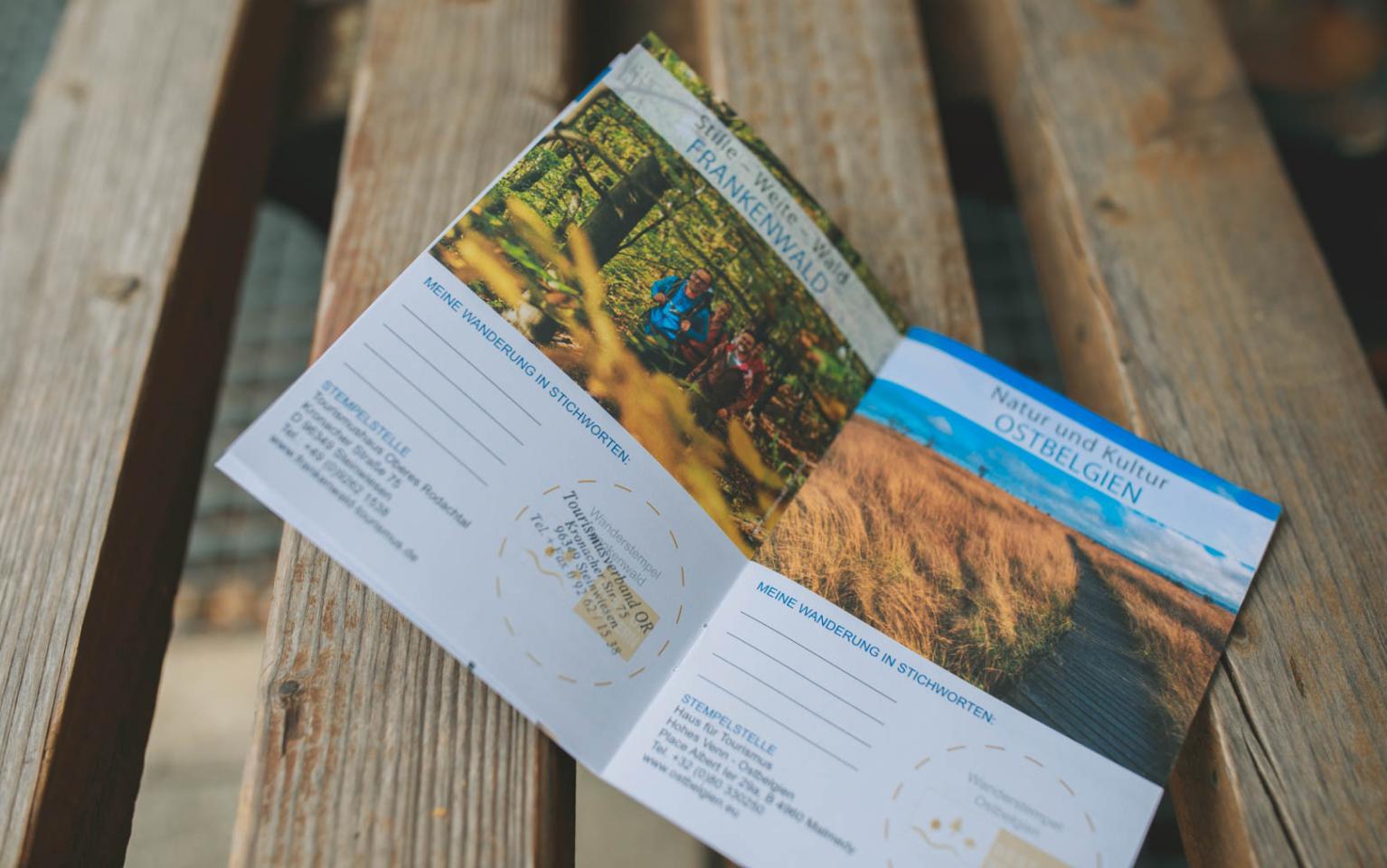 Flyer auf einem Holzboden